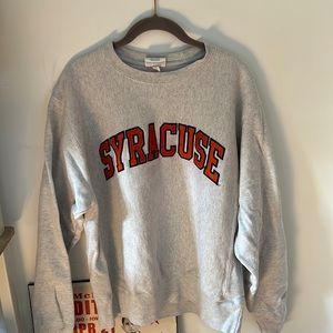 A size medium SYRACUSE crewneck. Super cute!